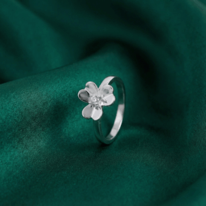 Van Cleef & Arpels, Frivole ring, 1 flower, small model